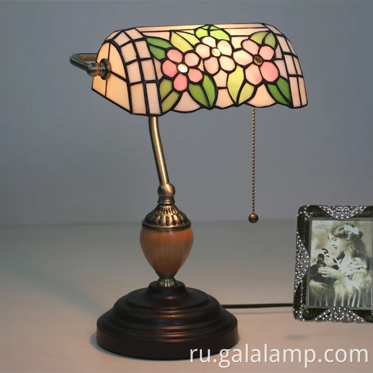 Европейские огни банка, художественные бары и кафе, ностальгические настольные лампы